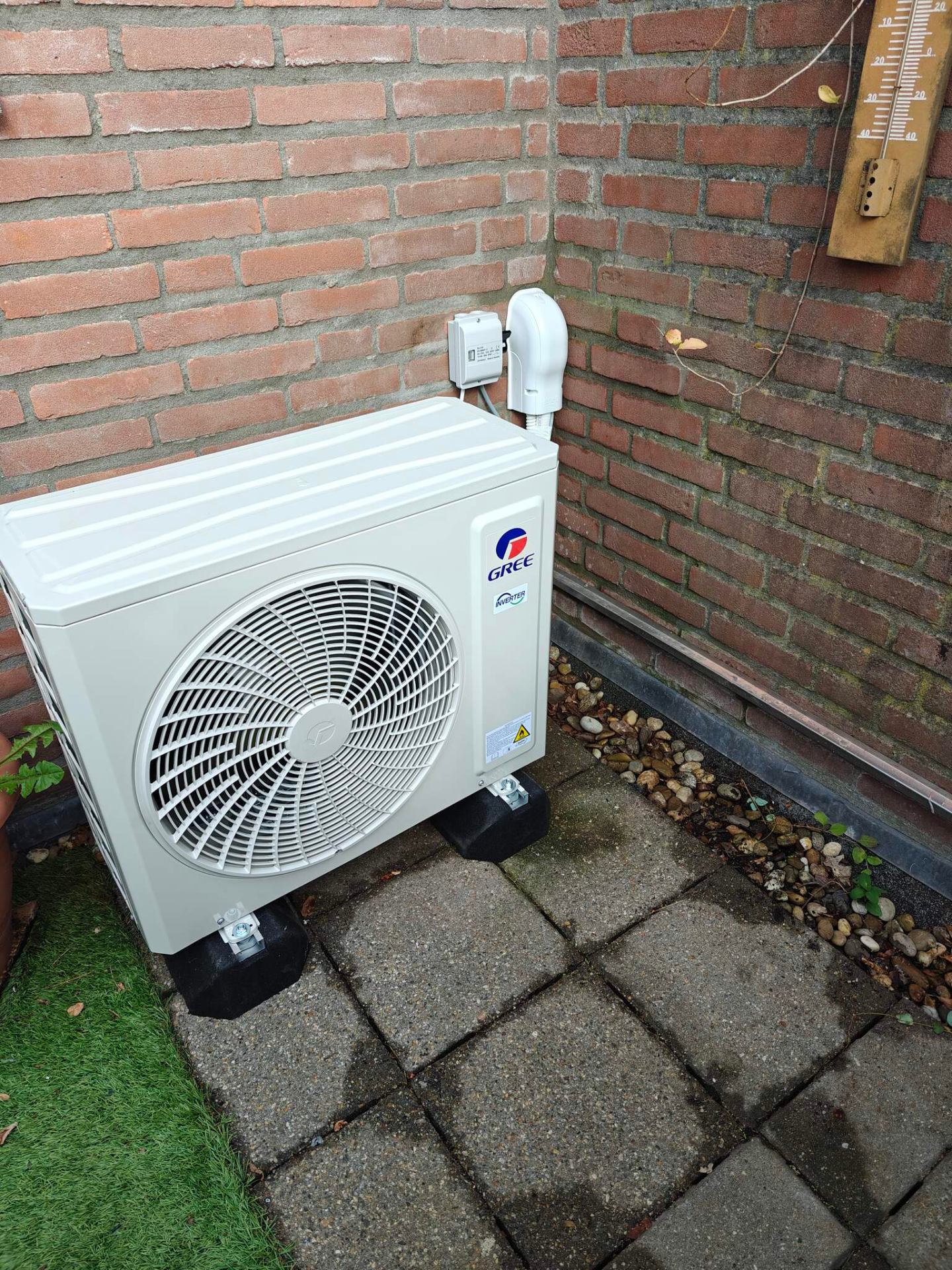 Gree Inverter Buitenunit tuinopstelling